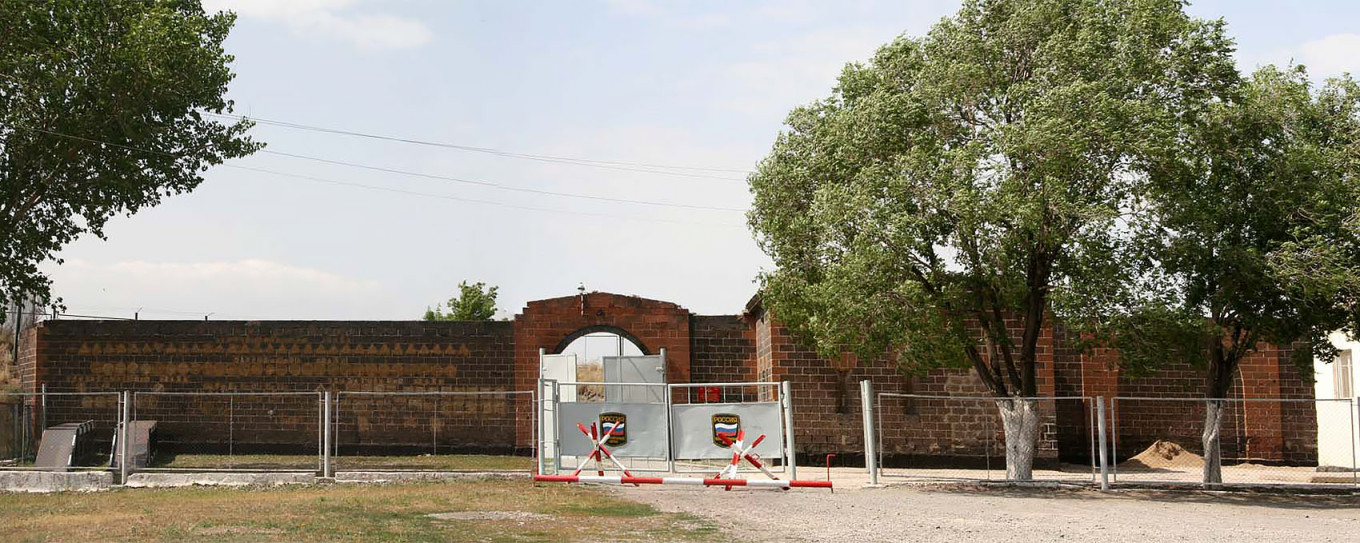  Gate of the Russian military base in Gyumri. Billert (CC BY 3.0) 