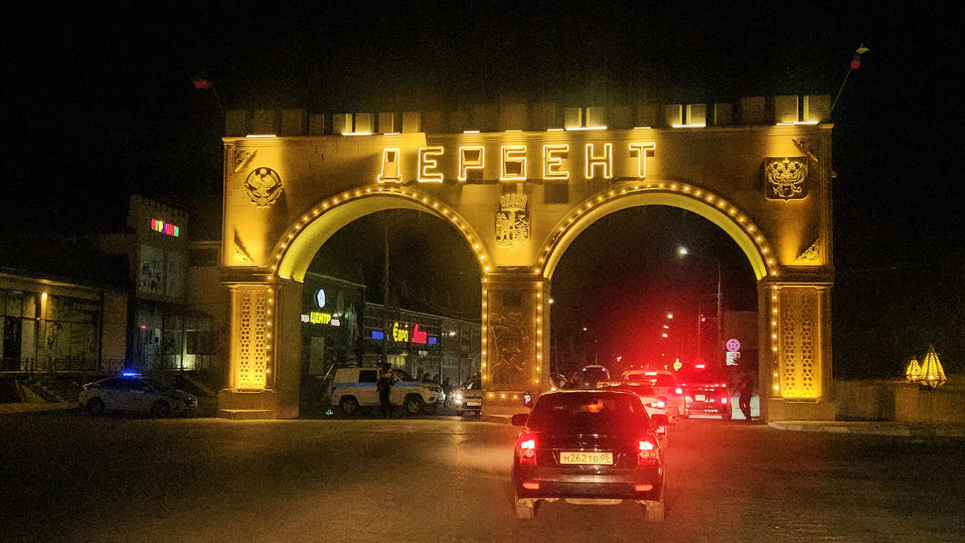  Police officers on duty at an entrance to the city of Derbent. Nizami Gadzhibalayev / TASS 