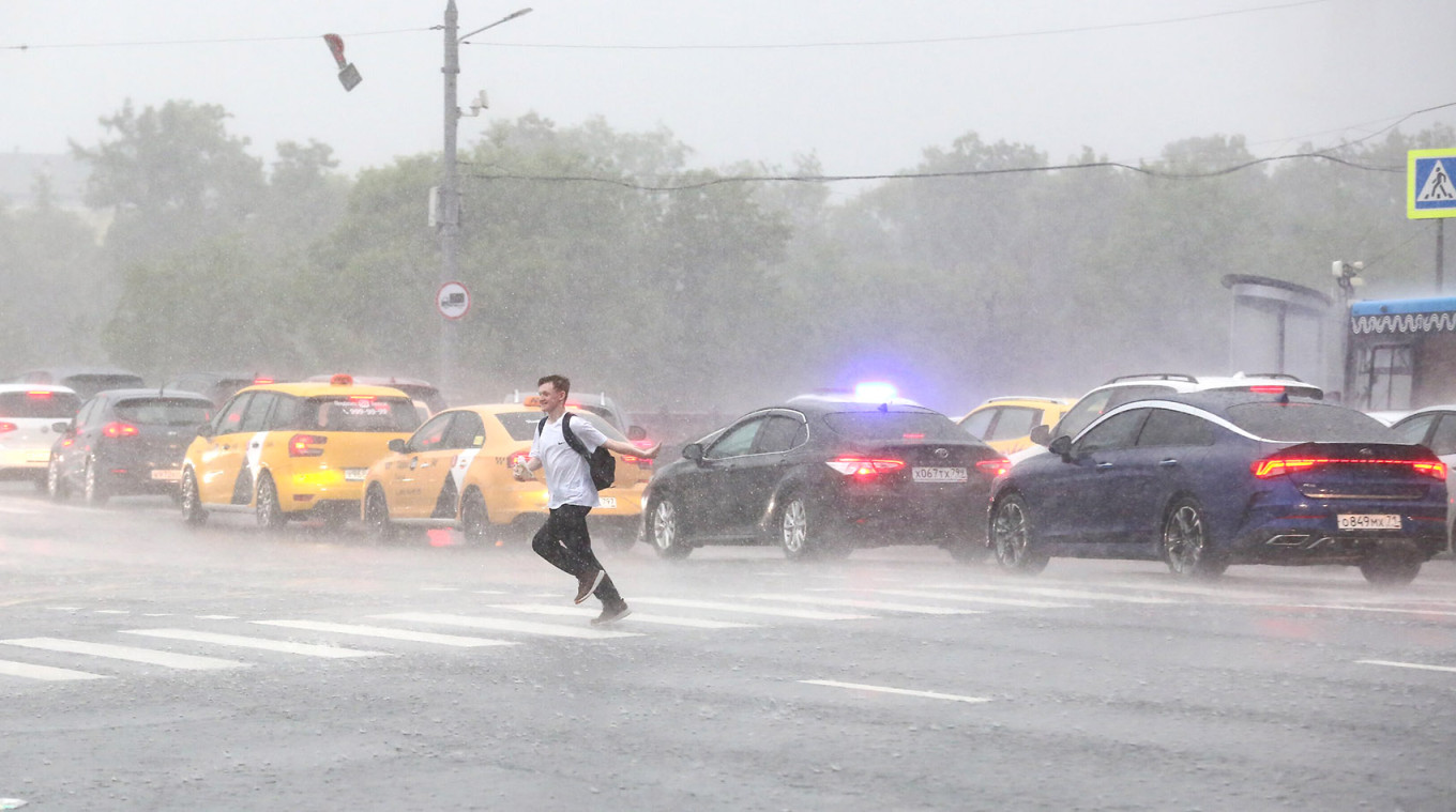  Heavy rain in Moscow on June 20. Arthur Novosiltsev / Moskva News Agency 