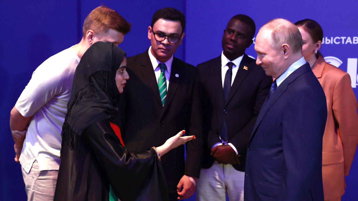 Vladimir Putin with participants of the World Youth Festival. kremlin.ru