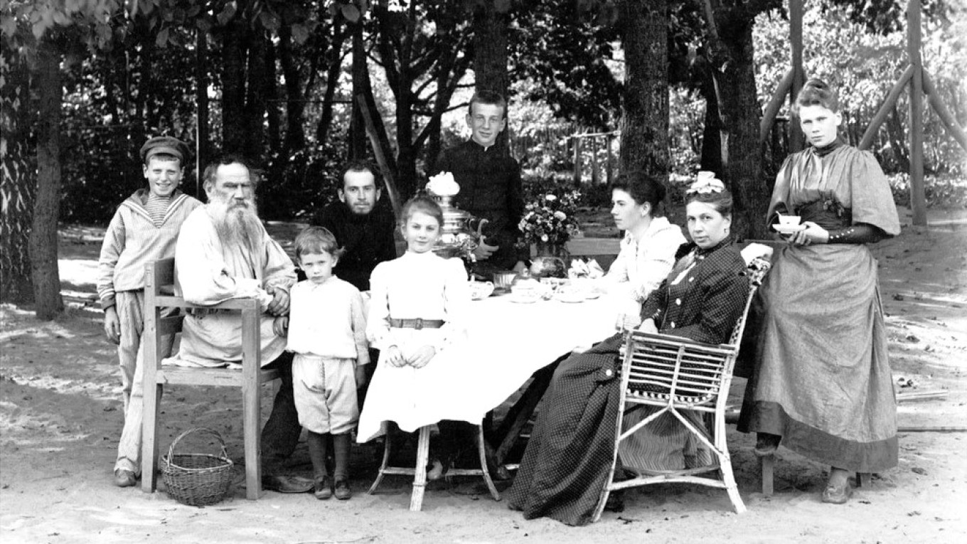  Leo Tolstoy with his family at the Yasnaya Polyana estate (1892). Wikimedia Commons 