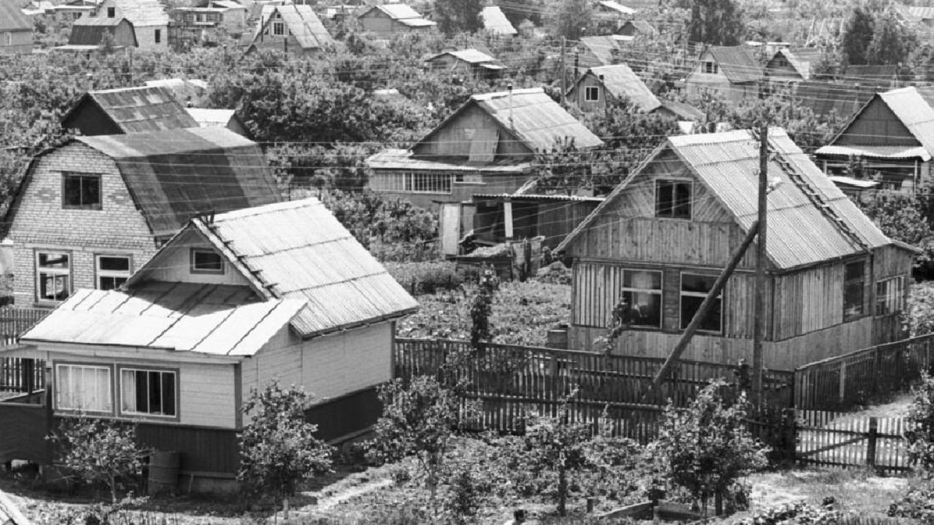  Typical Soviet dachas for ordinary people on 600 square meters. Wikimedia Commons 