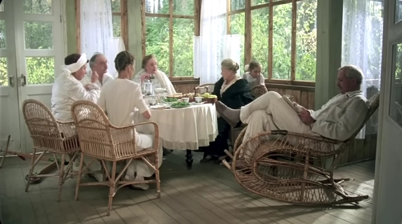  The summer house of Soviet celebrities and generals in the 1930s - a symbol of success and the new “proletarian” luxury. Still from the movie “Burnt by the Sun”, 1994. 