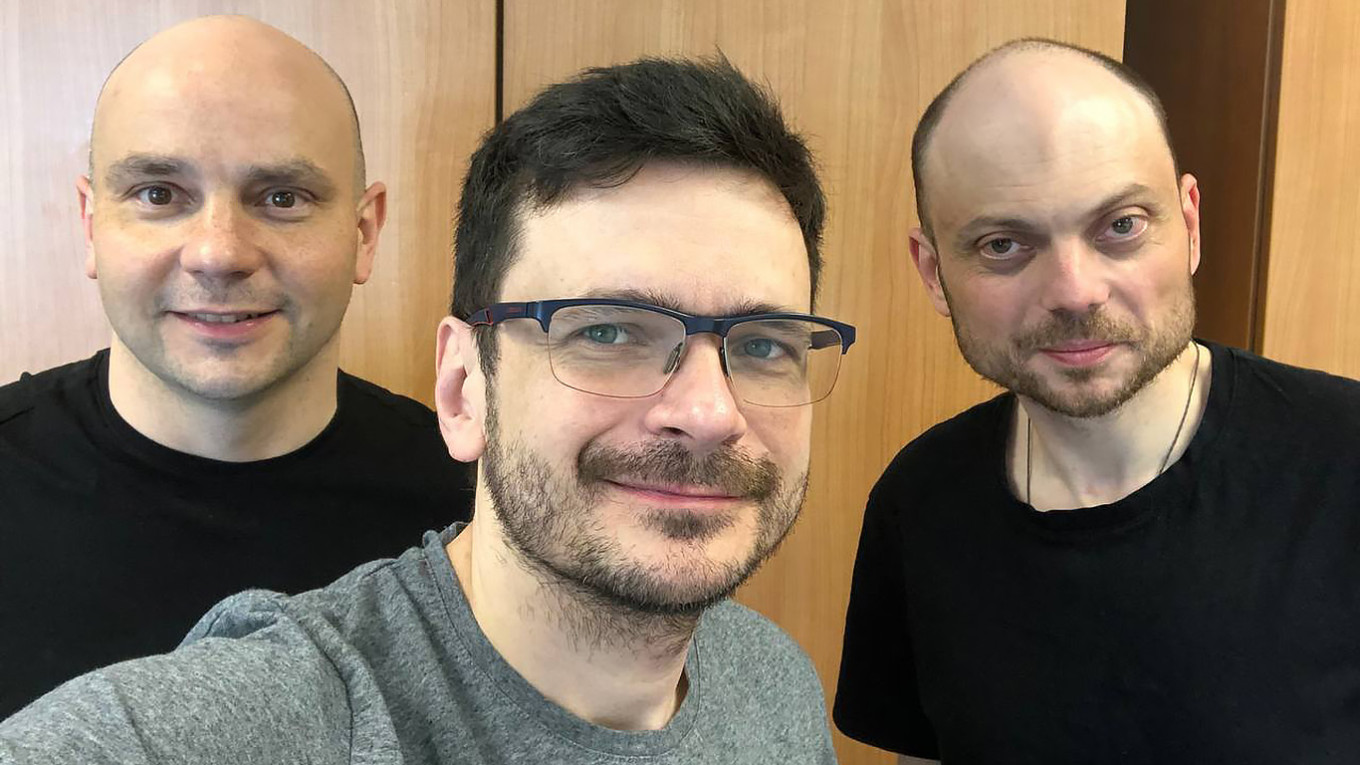  Andrei Pivovarov, Ilya Yashin and Vladimir Kara-Murza after release. t.me/yashin_russia 