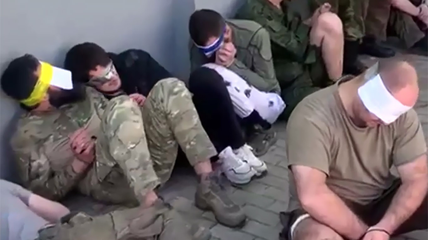  A video purportedly showing fighters from the Akhmat battalion in Ukrainian captivity. t.me/hochu_zhyt 