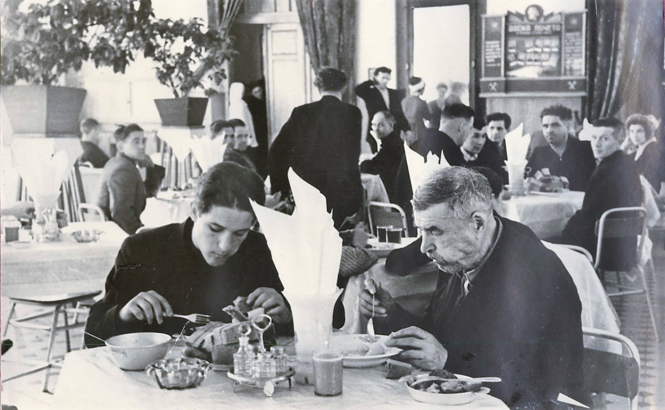  Salt, pepper, mustard and vinegar were always on the table in Soviet eateries (photo from the 1970s). Wikimedia Commons 