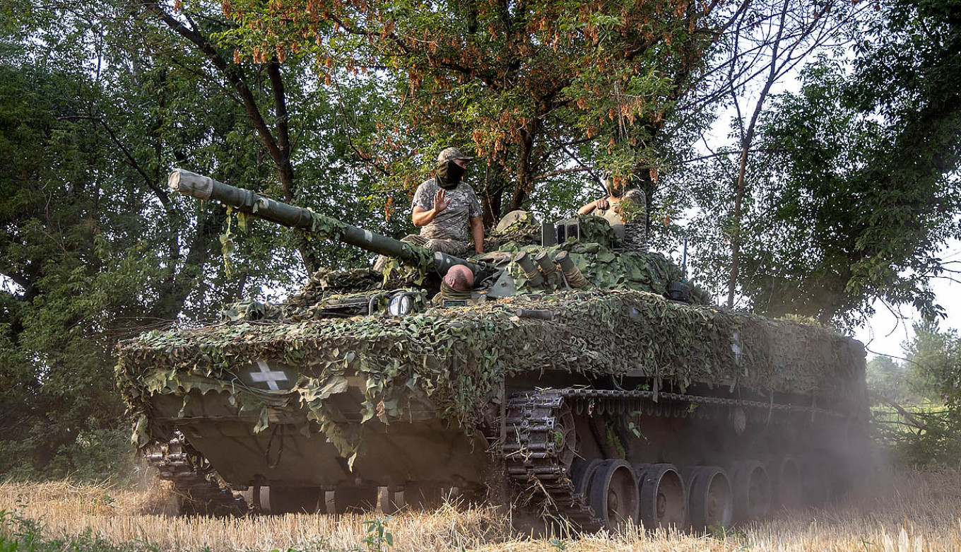  Ukrainian military on a captured Russian BMP-3 near Vugledar. Mil.gov.ua 