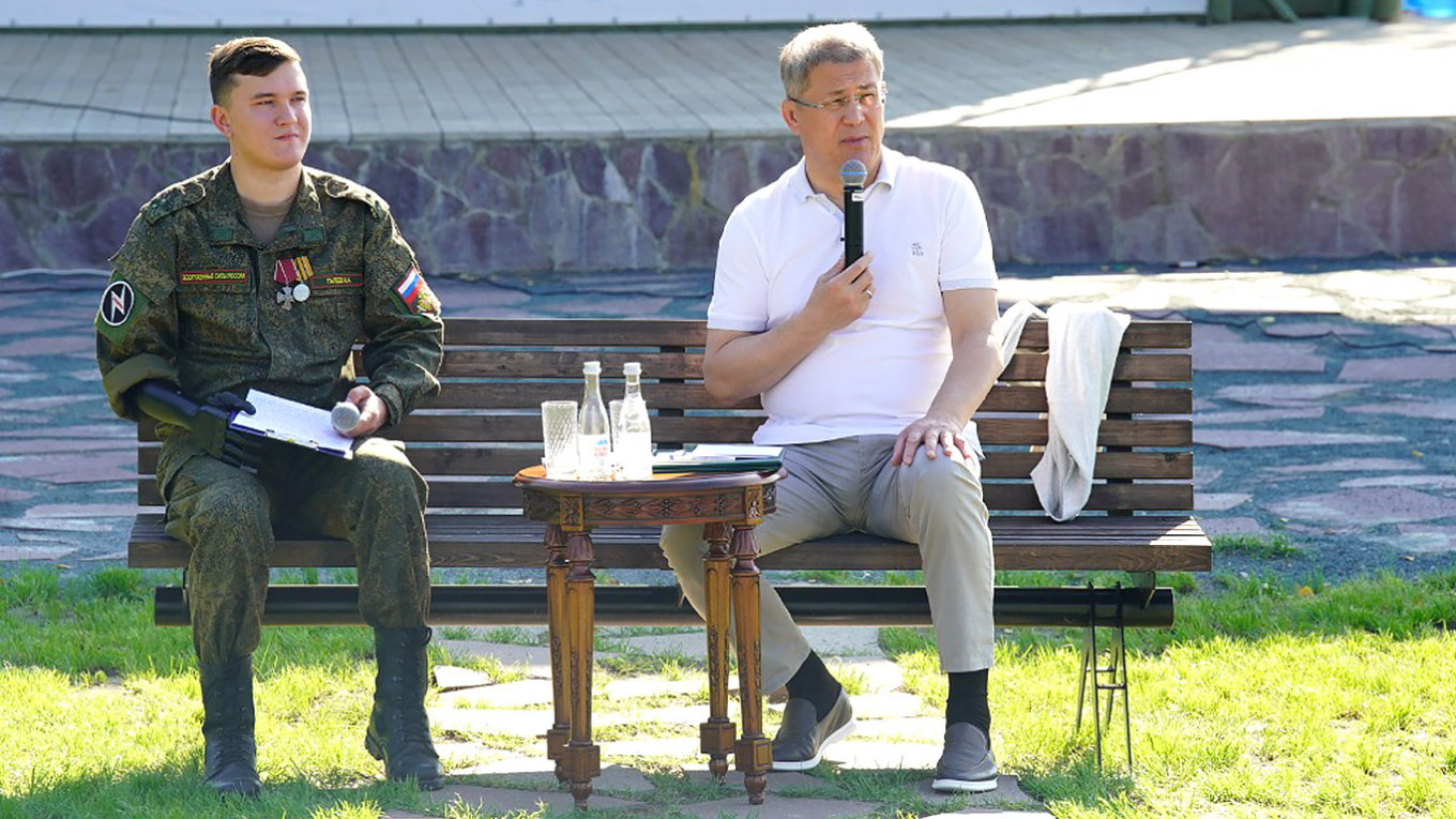  Bashkortostan head Radiy Khabirov during a meeting with schoolchildren. glavarb.ru 