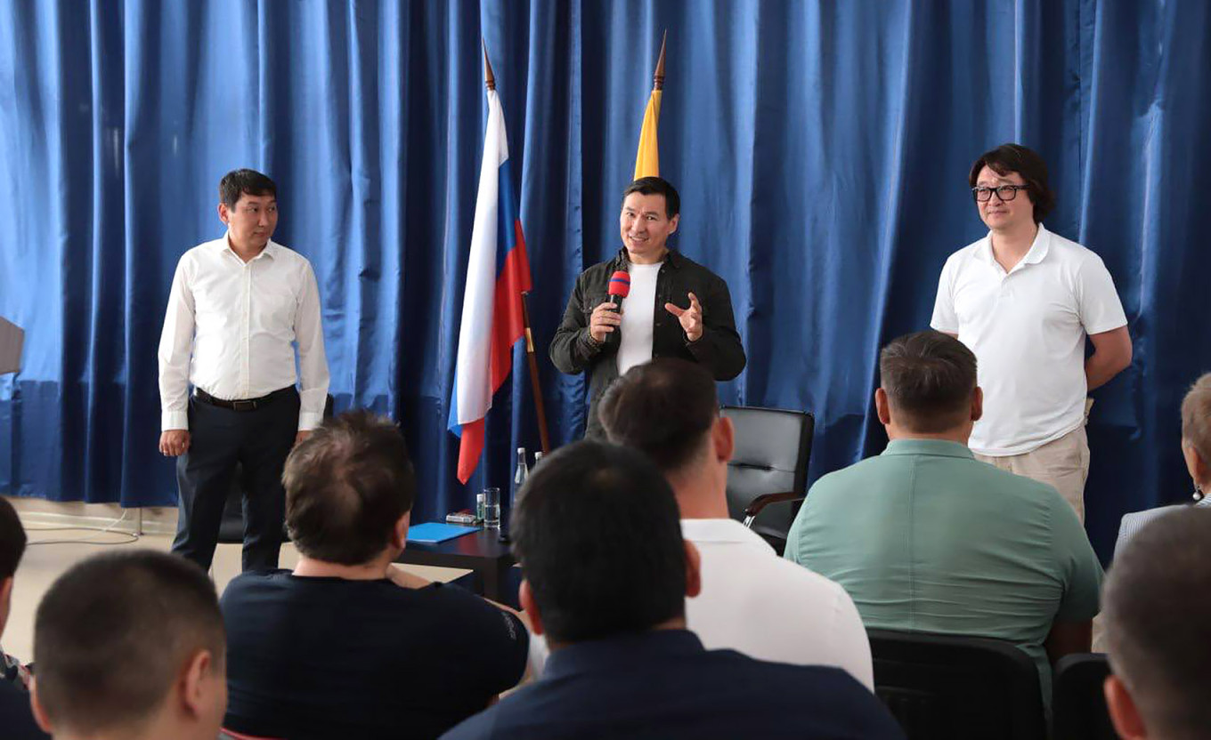  Kalmykia head Batu Khasikov (center) at a town hall in the region's Ketchenerovsky district. glava.region08.ru 