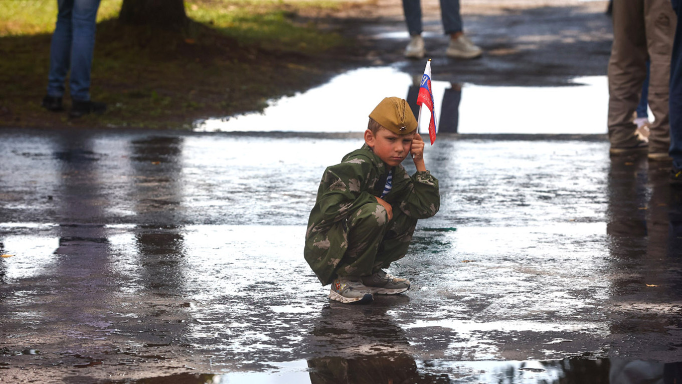  А boy with the Russian flag. Yaroslav Chingaev / Moskva News Agency 