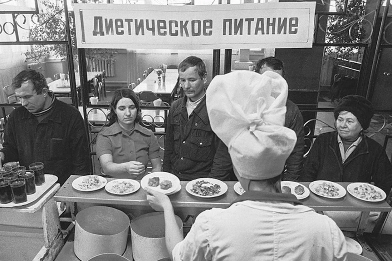  Dietary food in a Soviet canteen (photo from the 1970s). Wikimedia Commons 