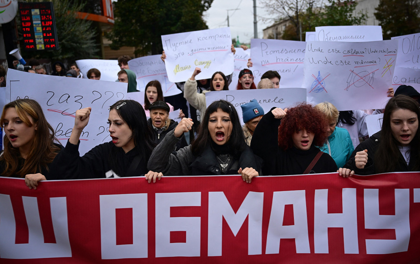  Protesters take part in a demonstration against Maia Sandu and joining the EU in Chisinau. Daniel Mihailescu / AFP 