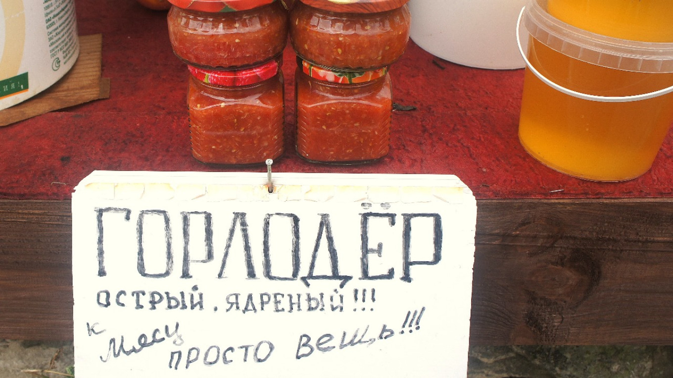  Today at the Suzdal market you can find horseradish or a local sauce made of horseradish and tomatoes: “Spicy, hot, and just the thing for meat.” Courtesy of authors 