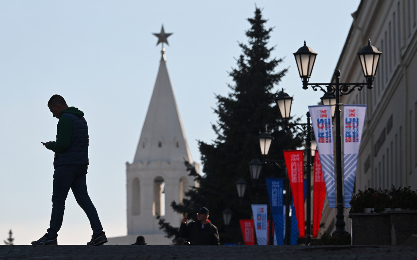  A man with a phone during the BRICS summit in Kazan. Stanislav Krasilnikov / brics-russia2024.ru 