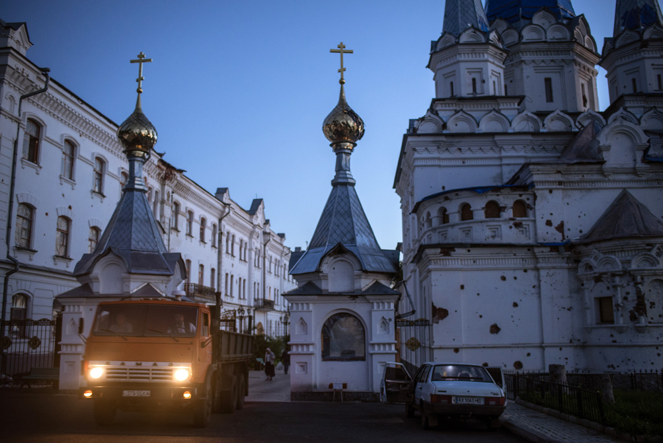  Shell marks are visible around the entrance to the Svyatohirsk monastery. André Luís Alves 