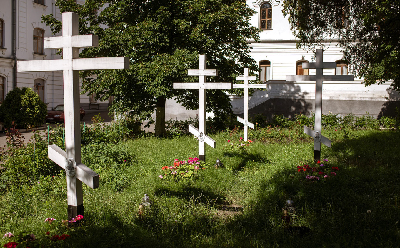  Graves of monks killed by shelling at Svyatohirsk. André Luís Alves 