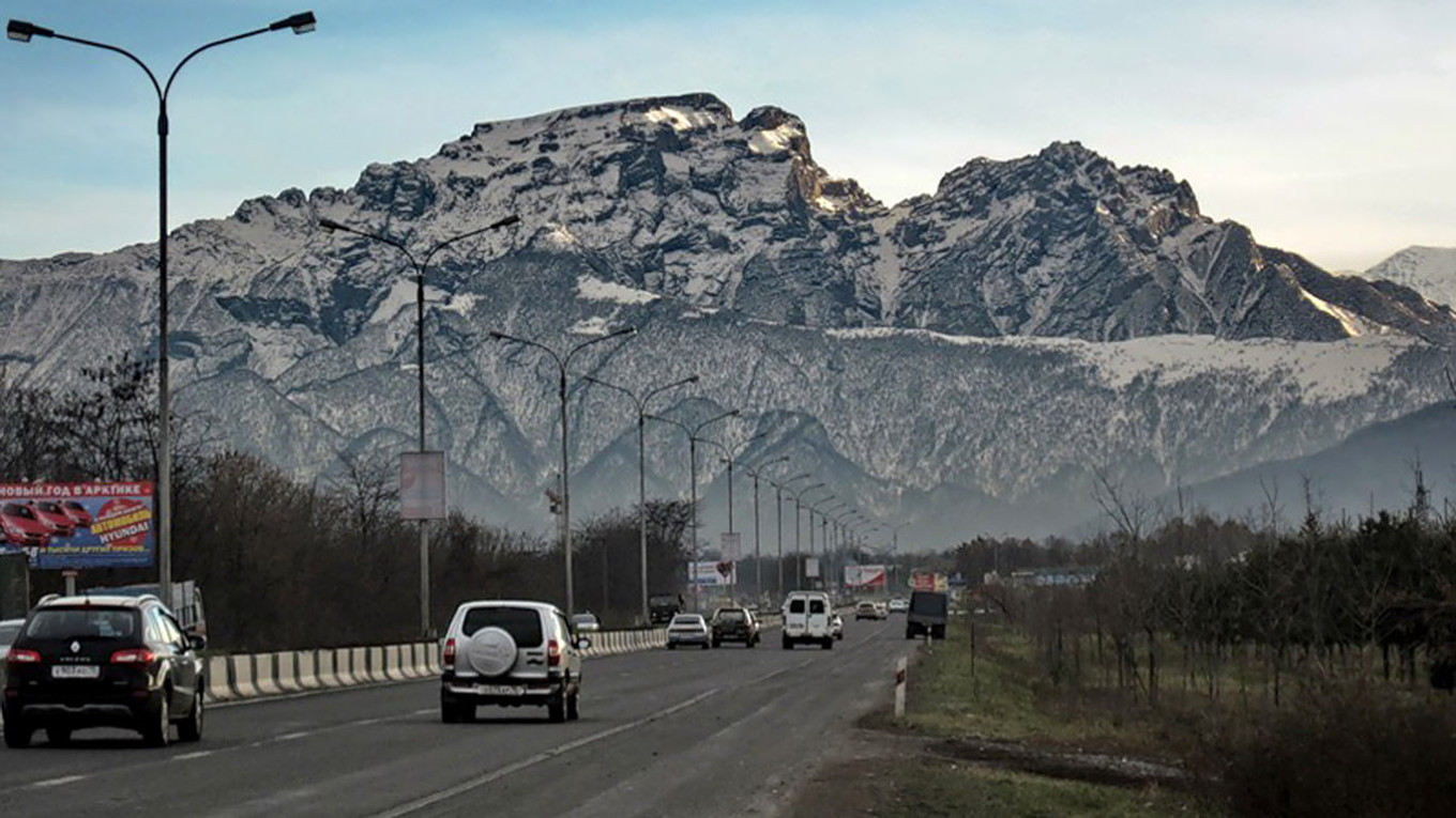  View of Mount Stolovaya from the city of Vladikavkaz in North Ossetia. Iosif Korotkij (CC BY-SA 3.0) 