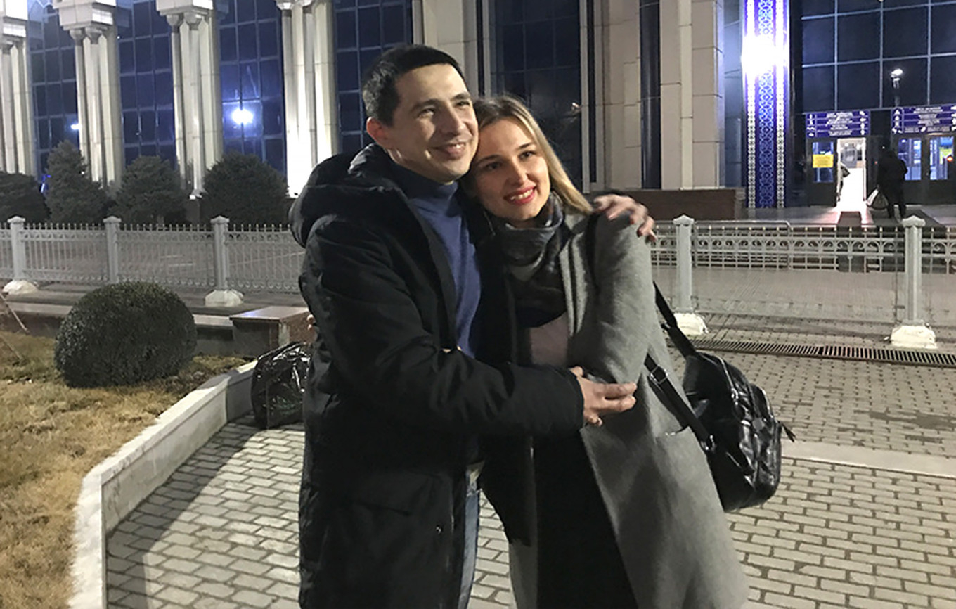  Feliks Makhammadiyev with his wife after release from prison. jw.org 