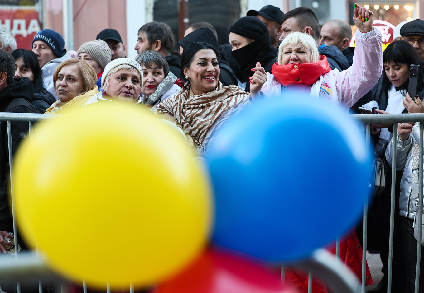  Moldovan citizens queue outside the Moldovan embassy in Moscow to vote in Moldova's 2024 presidential election and in the referendum on Moldova's accession to the EU. Sofia Sandurskaya / TASS 