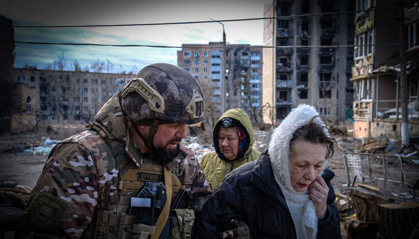  Ukrainian military evacuates civilians from Vuhledar in February 2024. National Police of Ukraine 