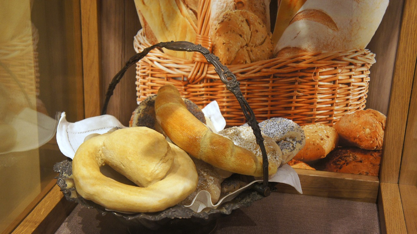  Examples of bread sold in Russian bakeries in the middle of the 19th century with kalacha in the foreground. From the exposition of the Bread Museum in St. Petersburg, photo by the authors. 