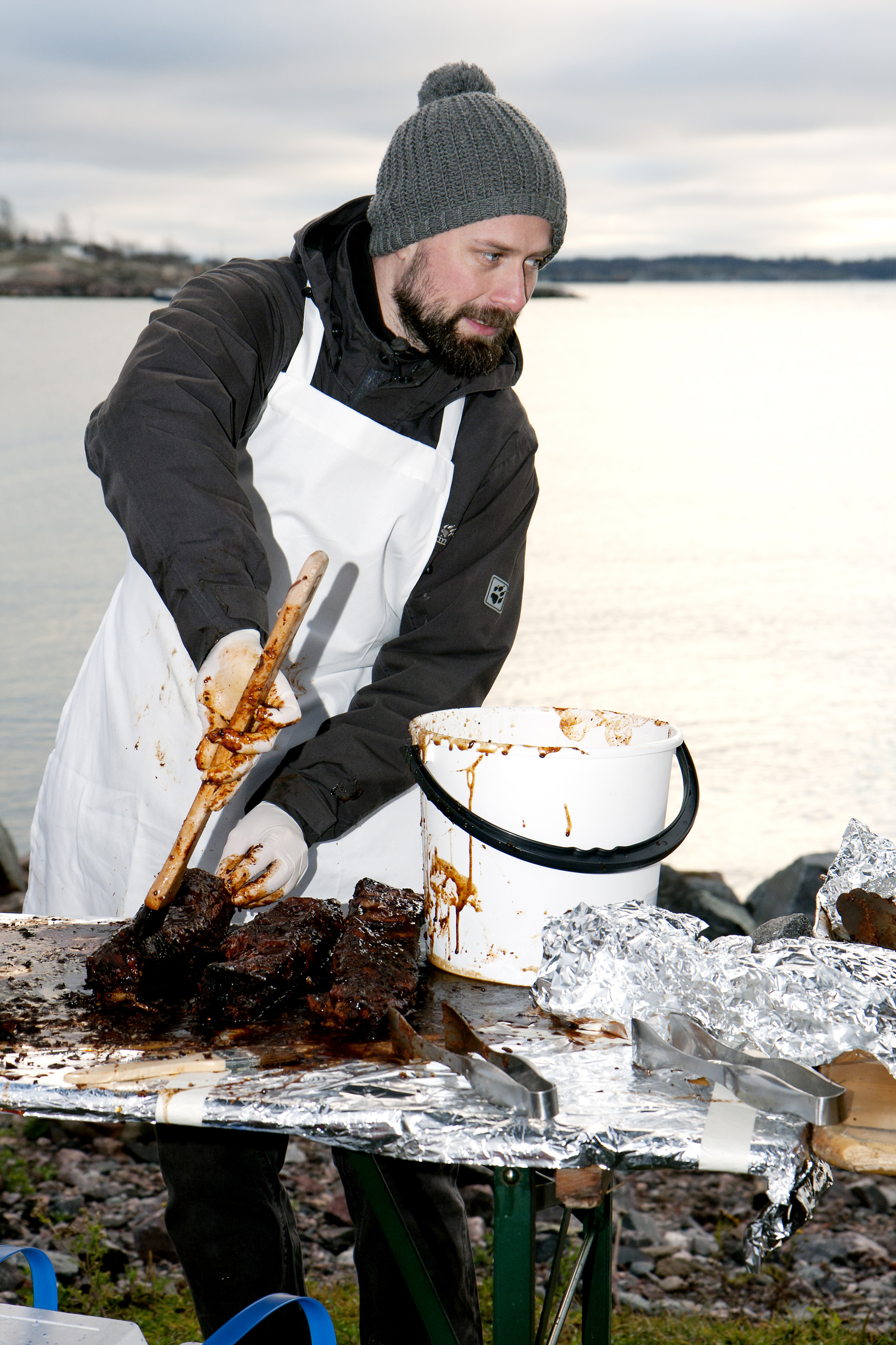 Karri Niinivaara preparing BBQ-ribs